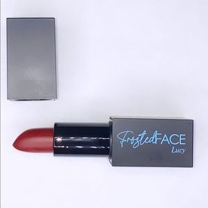 LUCY LIPSTICK - RED
Lucy is a long lasting lipstick formula with intense color.